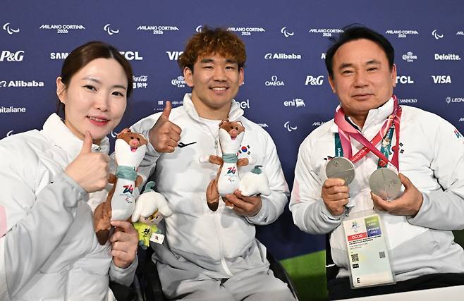 <yonhap photo-3756="">윤경선 대한장애인컬링협회장이 11일(현지시간) 이탈리아 코르티나 컬링 올림픽 스타디움에서 열린 2026 밀라노·코르티나담페초 동계 패럴림픽 휠체어컬링 믹스더블에서 은메달을 차지한 백혜진·이용석과 기념 촬영하고 있다. 사진=공동취재단</yonhap>