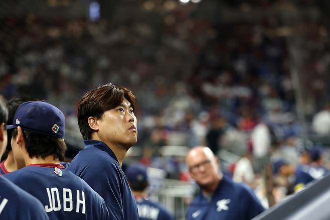 <yonhap photo-4367="">13일(현지시간) 미국 플로리다주 마이애미 론디포파크에서 열린 월드베이스볼클래식(WBC) 대한민국 대 도미니카공화국 준준결승전. 5회 말이 끝난 후 한국 류현진이 그라운드를 바라보고 있다. 2026.3.14 [연합뉴스]</yonhap>