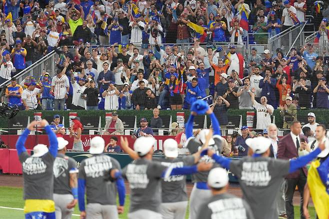 <yonhap photo-4294=""> Fans cheer the Venezuela team after they won the championship game of the World Baseball Classic against the United States, Wednesday, March 18, 2026, in Miami. (AP Photo/Rebecca Blackwell)/2026-03-18 13:28:59/ <저작권자 ⓒ 1980~2026 ㈜연합뉴스. 무단 전재 재배포 금지, AI 학습 및 활용 금지></yonhap>