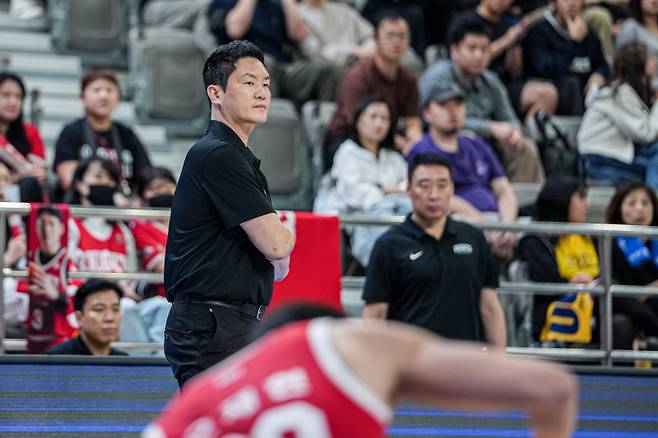 전희철(사진) 감독이 이끄는 SK가 18일(한국시간) 마카오의 멀티스포츠 파빌리온에서 열린 타오위안과의 대회 준준결승에서 69-89로 크게 졌다.&nbsp;사진=EASL