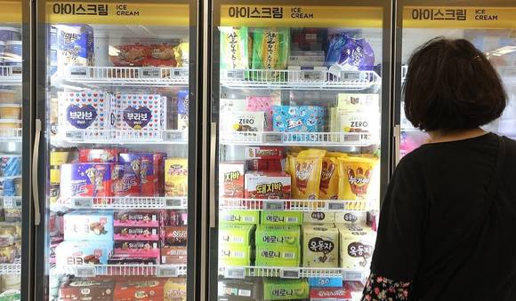 대형마트의 아이스크림 진열장 모습. [사진=연합뉴스]