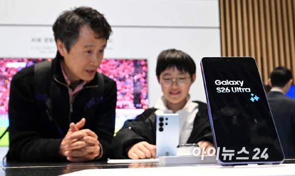 18일 경기 수원시 영통구 수원컨벤션센터에서 열린 '제57기 삼성전자 정기주주총회'에서 주주들이 갤럭시S26 시리즈를 보고 있다.[사진=곽영래 기자]