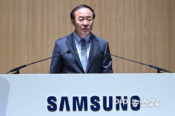 의장을 맡은 전영현 삼성전자 대표이사 부회장 겸 DS부문장이 18일 오전 경기 수원시 수원컨벤션센터에서 열린 제57기 정기 주주총회에서 인사말을 하고 있다.[사진=곽영래 기자]