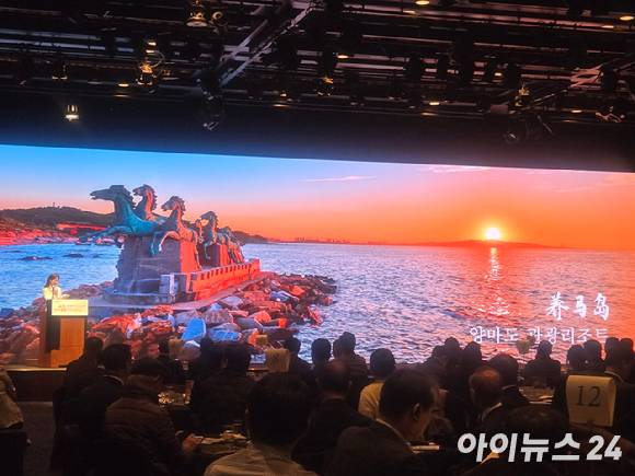 양마도 관광리조트를 배경으로 설명회를 진행하고 있다. [사진=박은경 기자]