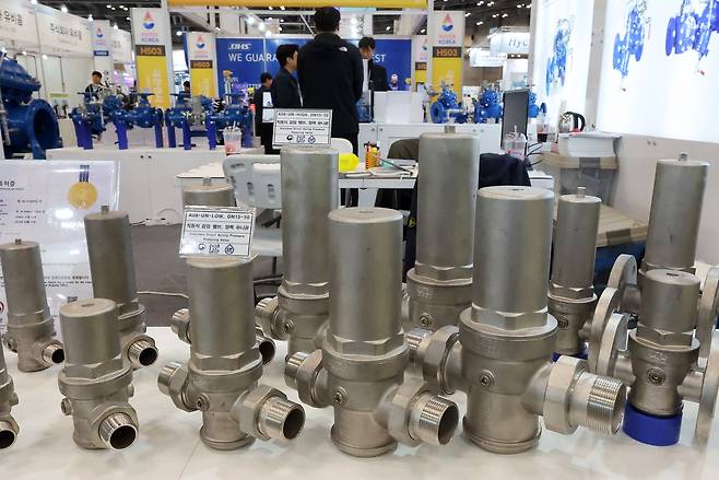 '2026 국제물산업박람회(WATER KOREA)'에 전시된 다양한 밸브.
