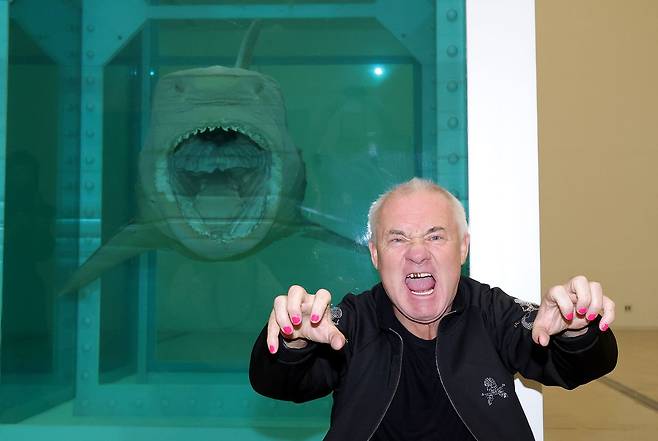 자연사 박물관에서 볼 법한 상어를 미술 작품으로 만든 대표작 '살아있는 자의 마음 속 죽음의 물리적 불가능성'(1991) 앞에서 포즈를 취한 데이미언 허스트. 장진영 기자