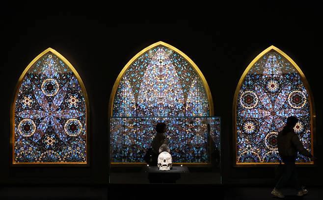 18일 서울 삼청로 국립현대미술관에서 공개한 '데이미언 허스트: 진실은 없어 그러나 모든 것은 가능하지'에 출품된 '신의 사랑을 위하여'(앞)와 나비 날개를 스테인드글라스처럼 붙인 '신의 무한한 권능과 영광을 묵상하며'. 전시는 오는 20일부터 6월 28일까지 열린다. 연합뉴스