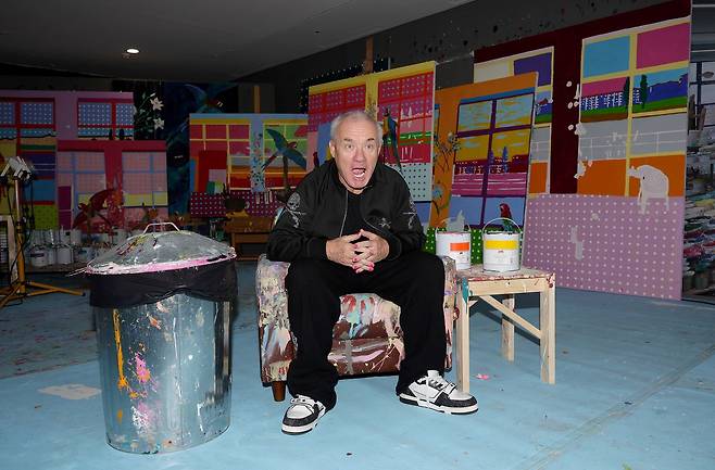 자신의 런던 스튜디오를 재현한 전시장에서 포즈를 취한 데이미언 허스트. 장진영 기자