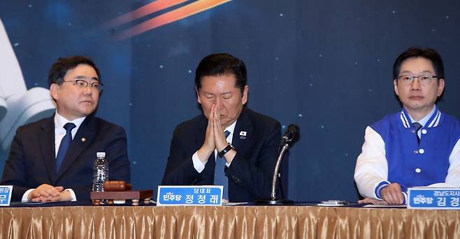 정청래 더불어민주당 대표가 18일 오후 경남 진주 충무공동 MBC컨벤션진주에서 열린 민생 현장 최고위원회의에서 생각에 잠겨 있다. 뉴스1