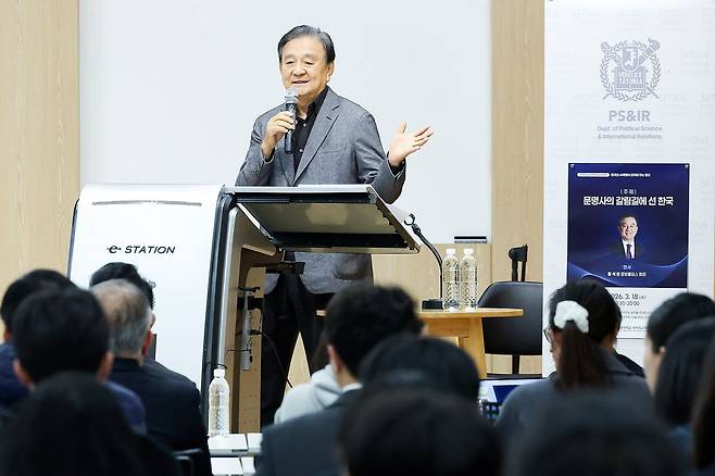 홍석현 한반도평화만들기 이사장(중앙홀딩스 회장)이 18일 오후 서울 관악구 서울대 아시아연구소 삼익홀에서 열린 정치외교학부 특강에서 ‘문명사의 갈림길에 선 한국’을 주제로 강연하고 있다. 이날 강연에는 서울대 정치외교학부 학생들을 비롯해 정치지도자 과정(PLP) 수강생 등이 참석했다. 우상조 기자