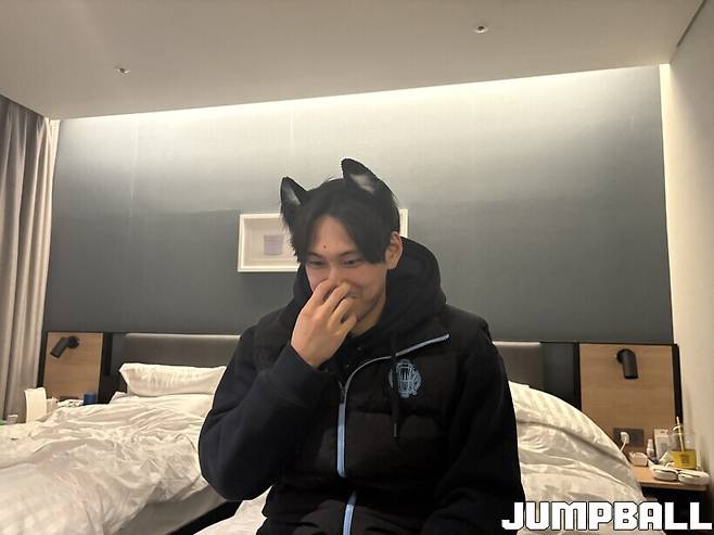 ▲ 만나자마자 팬들에게 선물 받은 머리띠를 자랑하는 신지원. 넌 감동이었어.