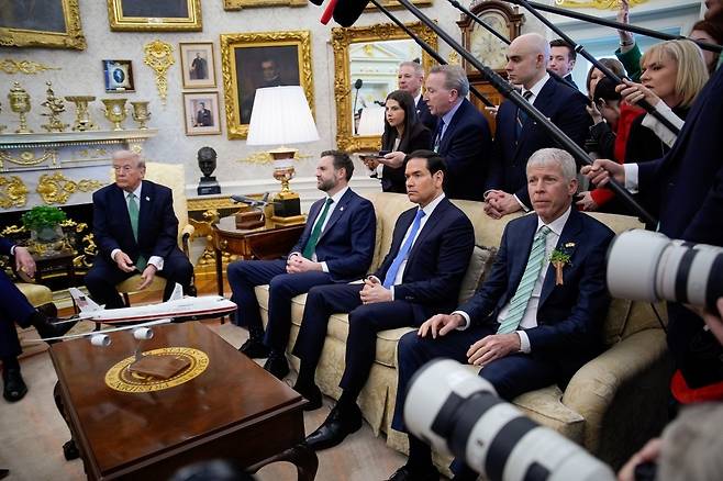도널드 트럼프 미국 대통령이 17일(현지시간) 백악관에서 호르무즈 해협에 동맹국들이 난색을 보인 점을 비판했다. 미 정부 주요 각료들이 배석한 모습. /연합뉴스