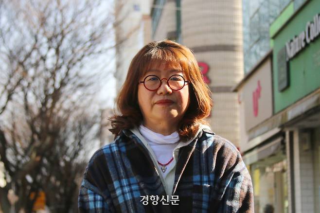 제주평화인권헌장 도민참여단에서 도민들과 함께 헌장 초안을 만든 문채수연 제주여성인권연대 이사가 제주시 제주여성인권연대 사무실 앞에서 카메라를 보고 있다. 제주|조해람 기자