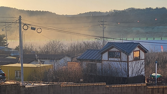 경북 울진군 북면 신한울 원자력발전소 3·4호기 건설 현장 인근에서 공사 과정에서 발생한 비산먼지가 마을 방향으로 퍼지고 있다. 이주대책위원회 제공