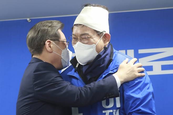 2022년 3월 8일 오전 더불어민주당 이재명 대선 후보가 서울 여의도 당사에서 열린 위기극복·국민통합 특별 기자회견에서 전날 선거운동 중 괴한에게 둔기 피습을 당한 송영길 대표와 포옹하고 있다. / 연합뉴스