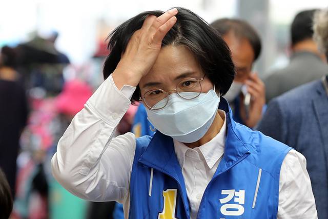 2022년 5월 20일 임미애 더불어민주당 경북도지사 후보가 상인과 시민에게 인사를 하던 중 머리를 쓸어올리고 있다. 1995년 전국동시지방선거가 실시된 이후 27년 만에 나온 첫 여성 도지사 후보였다.  연합뉴스