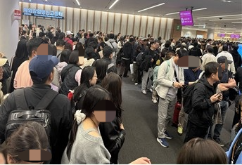 인천공항에 도착한 여객들이 입국심사를 받기 위해 검역대 바깥까지 줄을 서고 있다. 독자 제공