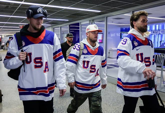 미국 야구 대표팀 선수들이 18일 미국 플로리다주 마이애미의 론디포 파크에서 열린 베네수엘라와 2026 월드베이스볼클래식 결승전을 앞두고 미국 남자 아이스하키 대표팀이 입었던 유니폼을 입고 입장하고 있다.      마이애미 | EPA연합뉴스