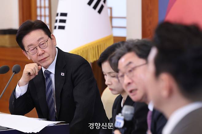 이재명 대통령이 18일 청와대 본관에서 열린 자본시장 안정과 정상화 간담회에서 이억원 금융위원장의 발언을 듣고 있다. 청와대사진기자단