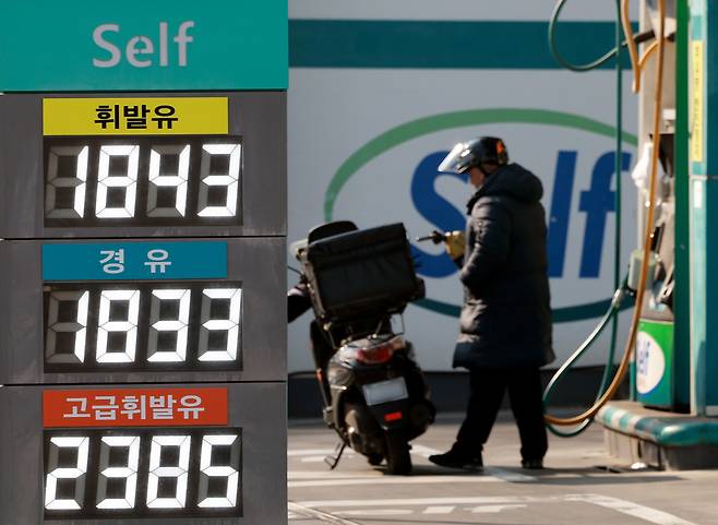 A motorcyclist fills up his vehicle at a gas station in Seoul on March 17, 2026. [NEWS1]
