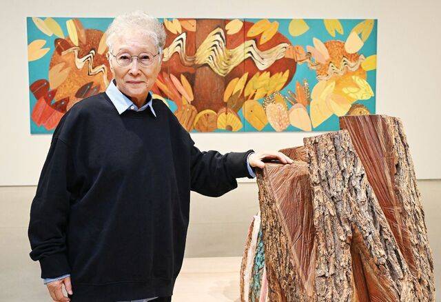 1세대 여성 조각가 김윤신씨가 지난 10일 개인전이 예정된 경기도 용인 호암미술관 전시장에서 국민일보와 인터뷰하고 있다. 17일 개막한 전시에는 나무와 돌로 된 추상 조각뿐 아니라 판화와 유화까지 다채롭게 소개됐다. 걸을 때는 지팡이에 의지하지만 카메라 앞에 서자 꼿꼿해지는 허리가 90대에도 전기톱을 들고 신작을 만들어내는 열정과 체력을 짐작케 했다. 최현규 기자