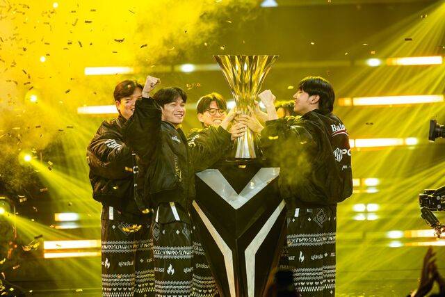지난해 12월 태국 방콕에서 열렸던 ‘PUBG 글로벌 챔피언십(PGC)’ 결승전 현장 풍경. 홈 팬들 앞에서 사상 첫 우승을 이룬 태국의 프로게임단 ‘풀 센스’ 선수단이 트로피를 들고 기뻐하고 있다. 크래프톤 제공