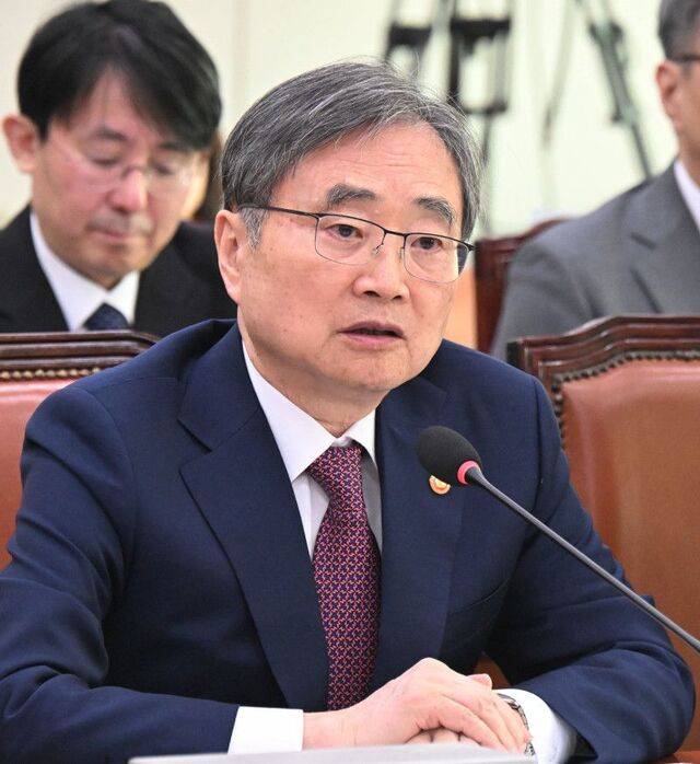 조현 외교부 장관이 17일 국회 외교통일위원회 전체회의에서 답변하고 있다. 이병주 기자