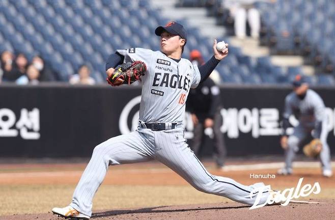 한화 이글스의 아시아쿼터 투수 왕옌청이 17일 대전 한화생명볼파크에서 열린 두산 베어스와의 2026 KBO리그 시범경기에 선발 등판해 역투하고 있다. 한화 이글스 제공