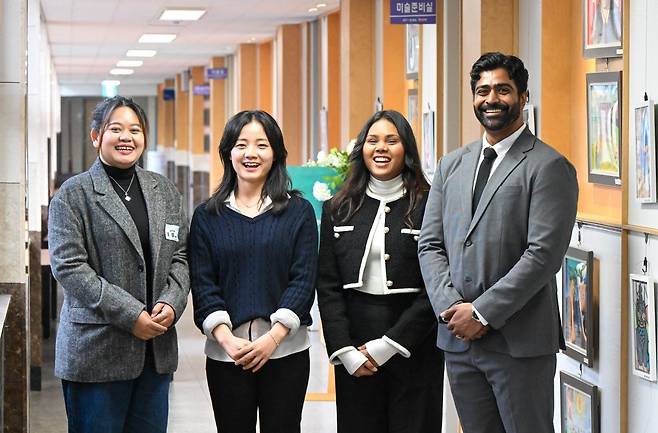 드림빌더스 훈련을 받고 있는 산 소바낫, 나라위 카셈차이차로엔, 네하, 샘 모한(왼쪽부터)이 지난 15일 서울 서초구 상문고등학교 내 서울드림교회 드림센터에서 서 있다. 신석현 포토그래퍼