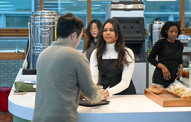 네하가 지난 15일 서울 서초구 드림센터 1층 식당 옆 카페에서 서울드림교회 성도들을 맞이하는 모습. 신석현 포토그래퍼