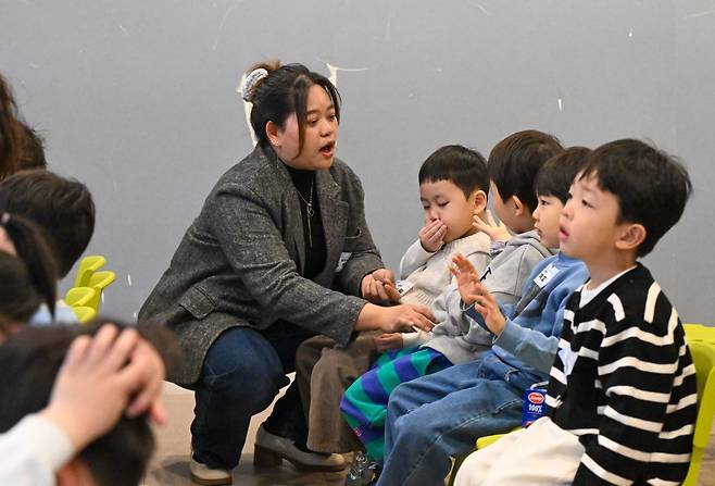 산 소바낫이 지난 15일 서울 서초구 드림센터에서 서울드림교회 드림키즈 예배 때 아이들을 돌보고 있는 모습. 신석현 포토그래퍼