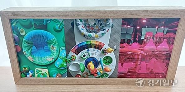 예술공간 다움에서 진행된 ‘나는 무엇의 옹알이일까?’ 전시에서 유진 작가가 풀어놓은 작품의 ‘원천’(점포루, 보행기, 젖병)이 공개돼 있다. 정자연기자