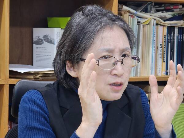 ▲장여경 정보인권연구소 상임이사가 지난달 28일 서울 서대문구 정보인권연구소 사무실에서 미디어오늘과 인터뷰하고 있다. 사진=미디어오늘