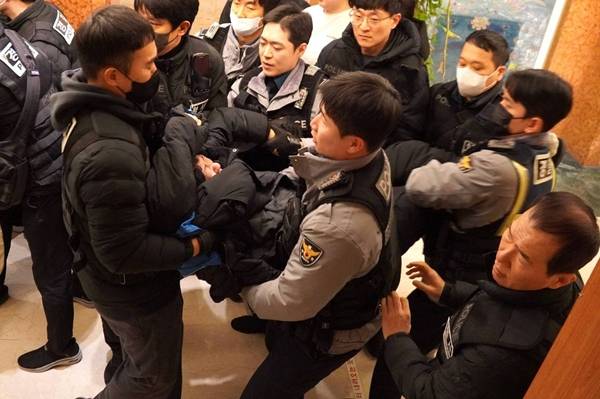 ▲ 경찰이 지난달 서울 중구 세종호텔에서 고진수 세종호텔 노조 지부장을 연행하고 있다. 당시 실제 현장 사진. 사진 출처= 고요.