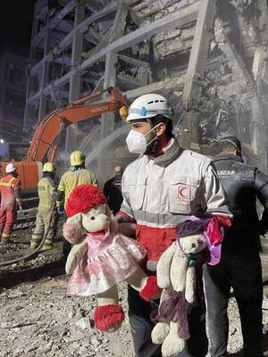 ▲이란 적신월사 구호 활동가가 이스라엘과 미국이 이란의 주거리를 공습한 피해 현장에서 발견된 인형을 들어보이고 있다. 이란 국영방송인 이란 이슬람 공화국 방송(IRIB) SNS 갈무리