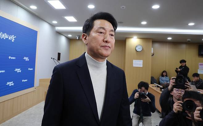 오세훈 서울시장이 17일 서울시청 브리핑룸에서 기자회견을 열고 6·3 지방선거 공천 신청과 관련해 입장을 밝힌 뒤 이동하고 있다.  [연합뉴스]