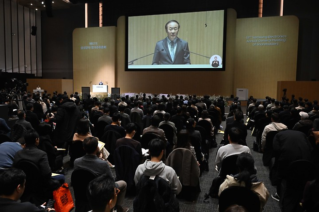 18일 경기도 수원시 영통구 수원컨벤션센터에서 열린 제57기 삼성전자 정기주주총회에서 의장을 맡은 전영현 삼성전자 대표이사 부회장 겸 DS부문장이 발언하고 있다. [연합뉴스]