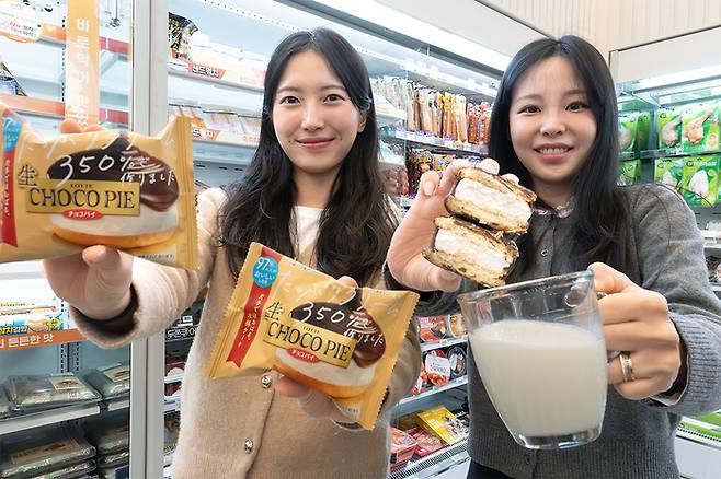 편의점 세븐일레븐(대표 김홍철)이 지난 겨울 SNS 상에서 ‘역대급 디저트’로 불리며 품절 대란을 일으킨 일본 인기 디저트 ‘생초코파이’의 대규모 물량 확보와 함께 본격적인 판매 확대에 나선다. 세븐일레븐