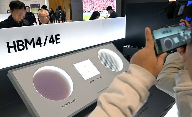 18일 경기도 수원시 영통구 수원컨벤션센터에서 열린 제57기 삼성전자 정기주주총회에서 주주들이 HBM4, HMB4E 메모리를 보고 있다. [공동취재]