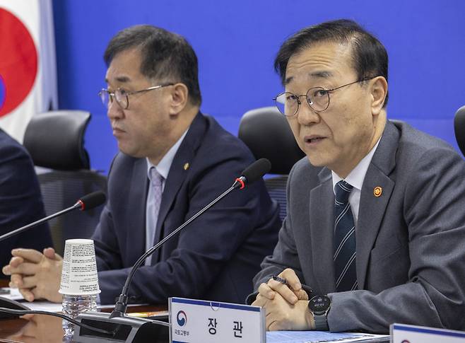 김윤덕 국토교통부 장관이 18일 국회 의원회관에서 열린 국토부-국토해양위 당정 협의에서 신속한 부동산 정책 마련을 강조하는 인사말을 하고 있다.  [사진출처=연합뉴스]