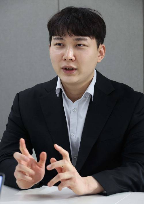 제1회 신한은행 세계 기선전에서 우승한 박정환 9단이 지난 13일 서울  중구 매경미디어센터에서 인터뷰를 하고 있다. 오른쪽 사진은 우승했을 당시 박정환 9단.  한주형 기자