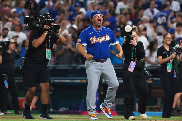 오마 로페즈 감독이 결승 진출을 확정한 뒤 기뻐하고 있다. 사진= Sam Navarro-Imagn Images= 연합뉴스 제공