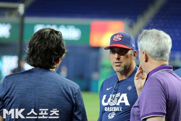 마크 데로사 대표팀 감독이 이야기를 나누고 있다. 사진(美 마이애미)= 김재호 특파원