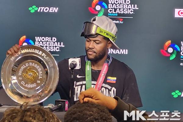 마이켈 가르시아가 MVP 트로피와 함께 인터뷰를 갖고 있다. 사진(美 마이애미)= 김재호 특파원