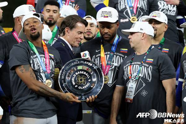 가르시아가 MVP 트로피를 받고 있다. 사진(美 마이애미)=ⓒAFPBBNews = News1