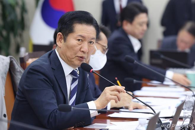 (서울=뉴스1) 신웅수 기자 = 정청래 더불어민주당 대표가 17일 서울 여의도 국회에서 국방위원회 전체회의에서 안규백 국방부 장관에게 질의하고 있다. 2026.3.17/뉴스1  Copyright (C) 뉴스1. All rights reserved. 무단 전재 및 재배포,  AI학습 이용 금지. /사진=(서울=뉴스1) 신웅수 기자