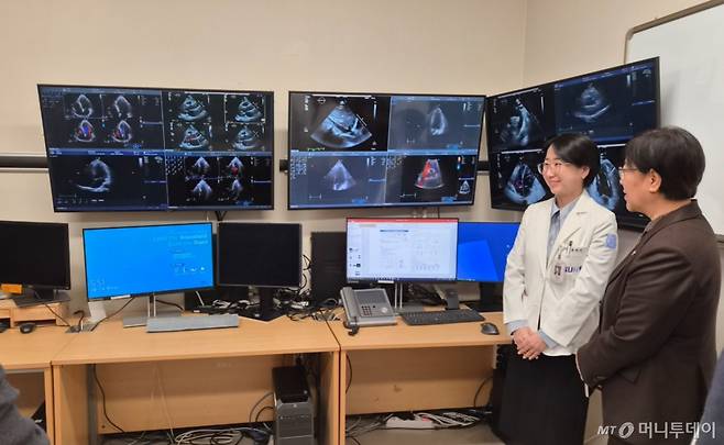 윤연이 분당서울대학교병원 순환기내과 교수(왼쪽)가 지난 17일 병원 심장초음파 검사실에서 정은경 보건복지부 장관(오른쪽)과 기자 등에게 심장초음파에 인공지능을 도입한 사례를 설명하고 있다./사진= 박미주 기자