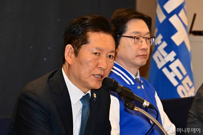 [진주=뉴시스] 차용현 기자 = 정청래 더불어민주당 대표가  18일 오후 경남 진주시 MBC 컨벤션 진주에서 열린 민생현장 최고위원회에서 발언하고 있다. 2026.03.18. con@newsis.com /사진=차용현