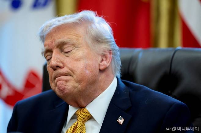 (워싱턴DC 로이터=뉴스1) 김지완 기자 = 16일(현지시간) 도널드 트럼프 미국 대통령이 워싱턴DC 백악관에서 반(反)부패 태스크포스를 창설하는 행정명령에 서명하는 행사 중 기자의 질문을 받고 어두운 표정을 짓고 있다. 2026.03.16  ⓒ 로이터=뉴스1  Copyright (C) 뉴스1. All rights reserved. 무단 전재 및 재배포,  AI학습 이용 금지.