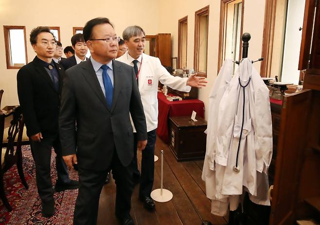 김부겸 전 국무총리의 대구시장 출마 검토 과정에서 '빈손 출마는 어렵다'는 내부 인식이 확인됐다. 사진은 김부겸 더불어민주당 중앙당 총괄선대위원장이 지난해 5월23일 오후 대구 중구 경북대학교병원을 찾아 양동헌 경북대병원장, 류영욱 계명대 동산병원장, 민복기 대구시의사회장, 허소 민주당 대구시당 총괄선대위원장 등 지역 의료계 간담회 참석자들과 의료박물관을 살펴보고 있는 모습. /사진=뉴스1